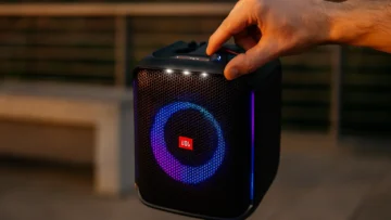 Top 3 caixas de som JBL com microfones para festas
