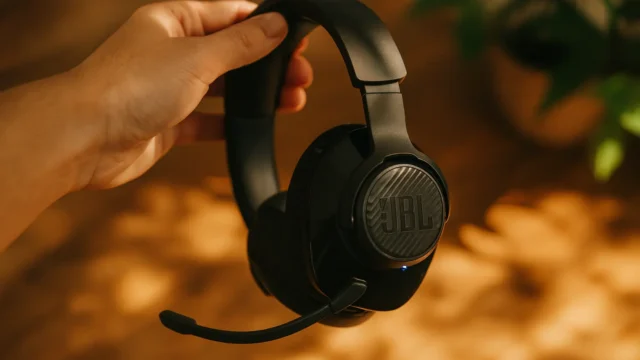 3 JBL Quantum 350 PS4 com foco em imersão