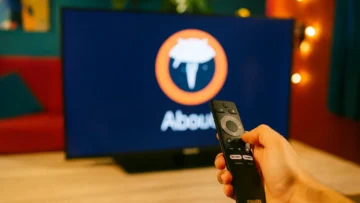 Smart TV Philips 75" QD-Mini LED tem menor preço que já vimos na Amazon
