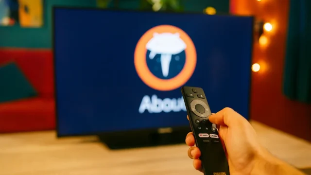 Smart TV Philips 75" QD-Mini LED tem menor preço que já vimos na Amazon