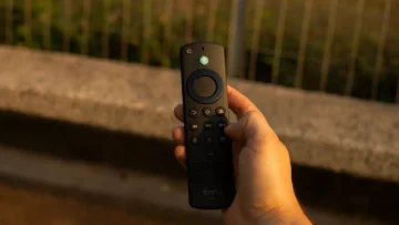 Fire TV Stick HD com controle por voz na Amazon