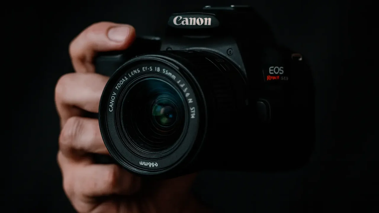 Canon EOS Rebel SL3 com 6% OFF em até 10x na Amazon; ver cores