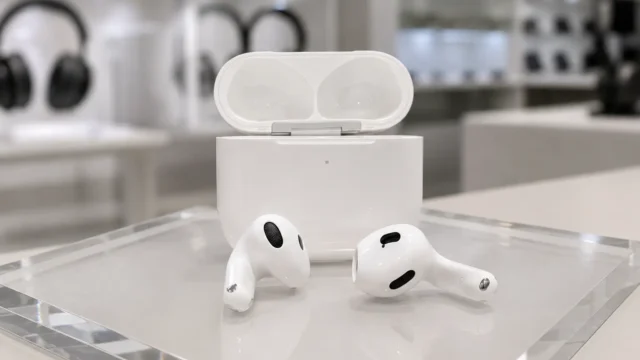 AirPods 4 ou Soundcore R50i: o que muda na escolha?