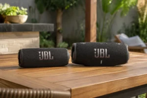 JBL Flip 7 ou Charge 6: mobilidade ou mais bateria e potência