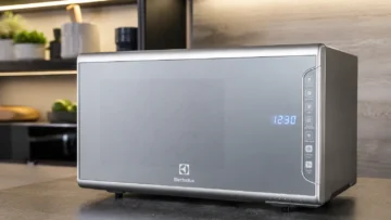 Micro-ondas Electrolux 23L ou 31L: o que muda na escolha?