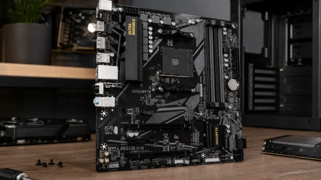 Gigabyte B550M DS3H AC R2, AORUS ELITE ou B550M K: o que muda?